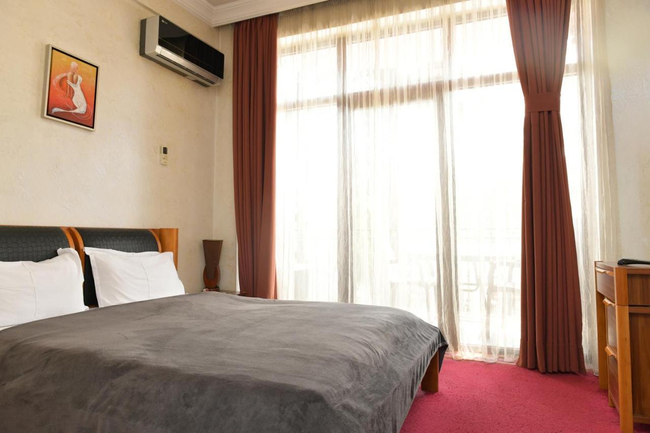 Antika Hotel Batumi Exteriör bild